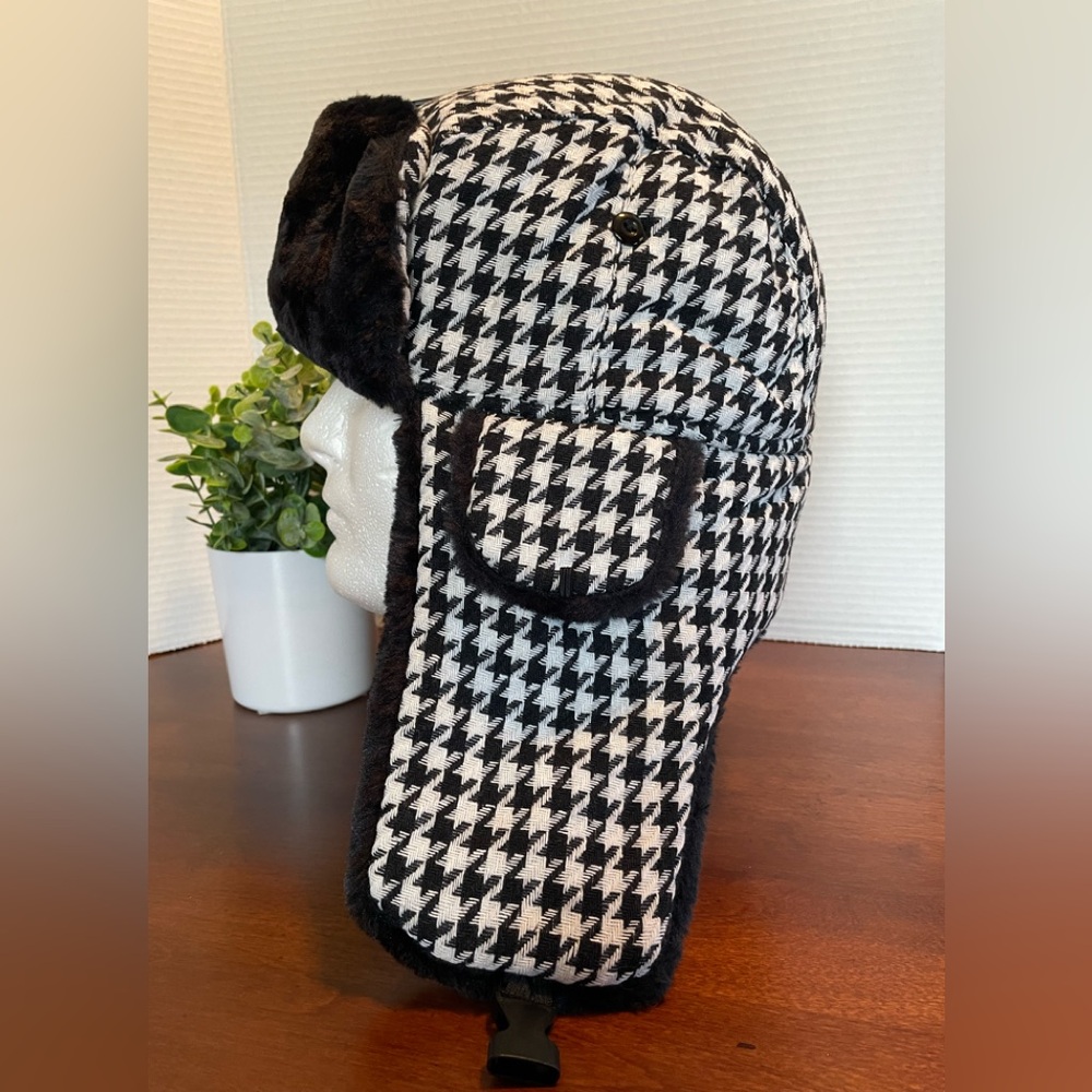 Winter Hat,  Black And White Houndstooth Design. Women’s, NWOT OSFM